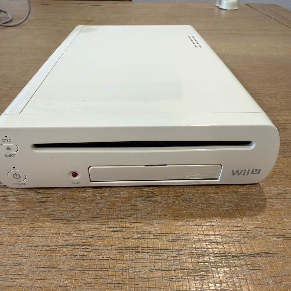 Nintendo Wii U Console Bundle - White and Gray - Picture 11 of 12